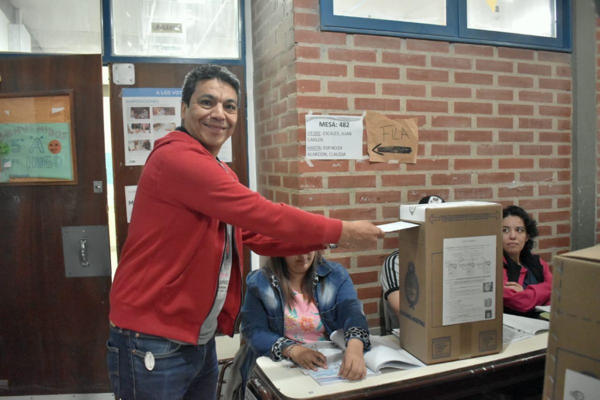 El candidato a diputado votó esta mañana en la Escuela 348 de Neuquén, (Foto: Gentileza.-)