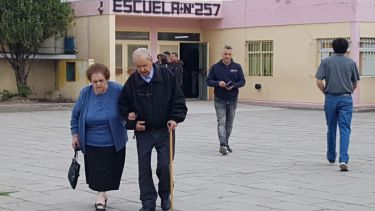 Tienen más de 80 años y fueron a votar en Regina. Foto Néstor Salas. 