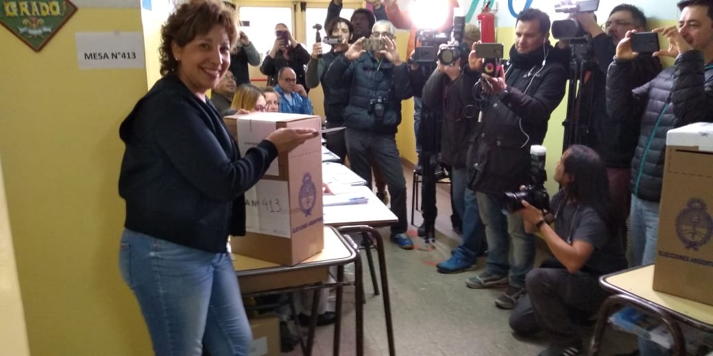 La gobernadora electa Arabela Carreras emite su voto en Bariloche.