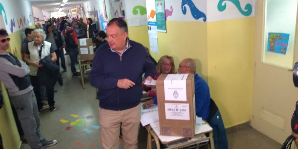 El intendente Gustavo Gennuso emitió su voto en la escuela 321 de Bariloche.