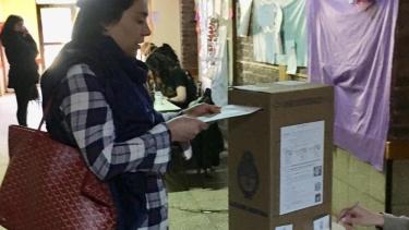 Lucila Crexell votó esta mañana en la Escuela 179 de San Martín de los Andes. (Foto: Gentileza.-)