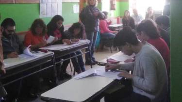 En Villa la Angostura los vecinos eligen al próximo intendente a la par de las elecciones generales. (Gentileza).-