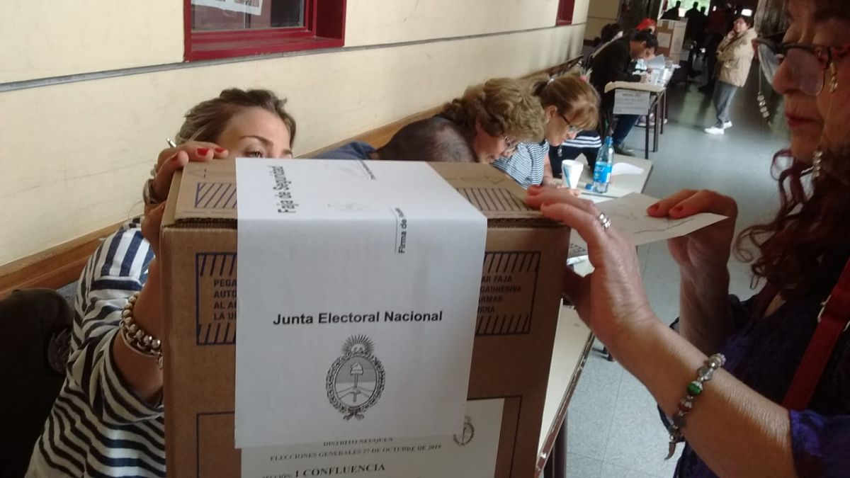 En Neuquén, la primera hora de votación fue tranquila. (Oscar Livera)