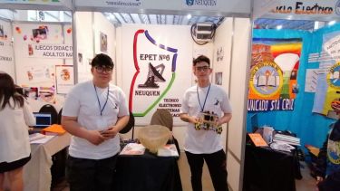 Los alumnos de la EPET6 en el stand de Tecnópolis. Foto: Gentileza