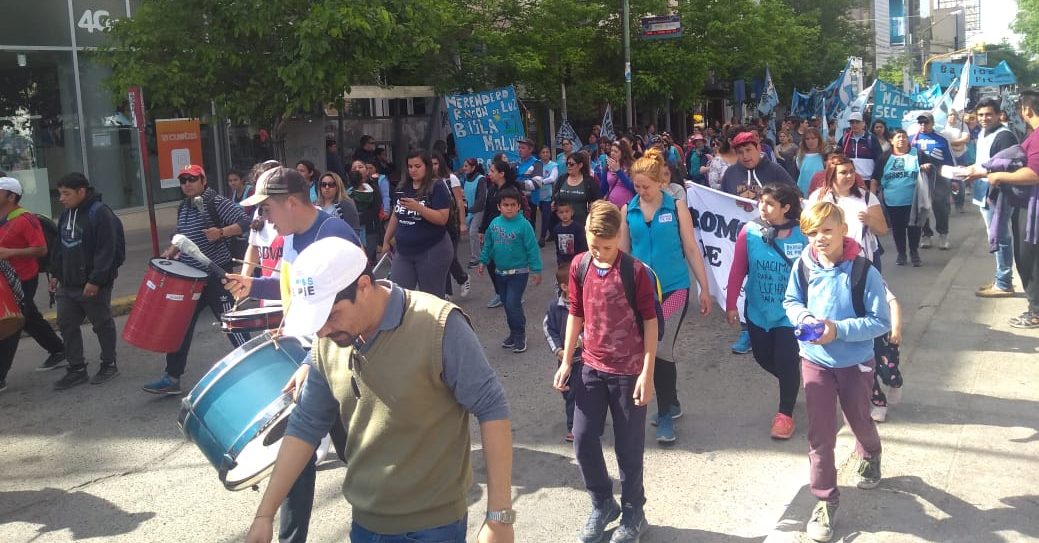 Barrios de Pie marchó por el centro de Neuquén y organizó una colecta de alimentos para sus merenderos. (Gentileza).-