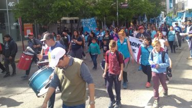 Barrios de Pie marchó por el centro de Neuquén y organizó una colecta de alimentos para sus merenderos. (Gentileza).-