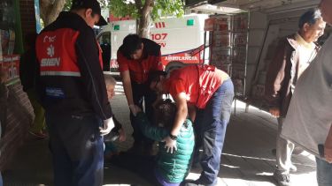 La mujer recibió las primeras asistencias de los vecinos, quienes la acompañaron hasta la llegada del SIEN. 