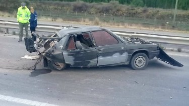 Así quedó el Renault en el que viajaban cuatro personas. - Foto: agencia