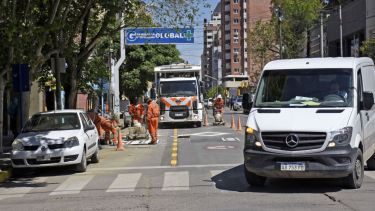 La empresa que pintó los carriles trabaja para terminarla lo antes posible. Foto Florencia Salto