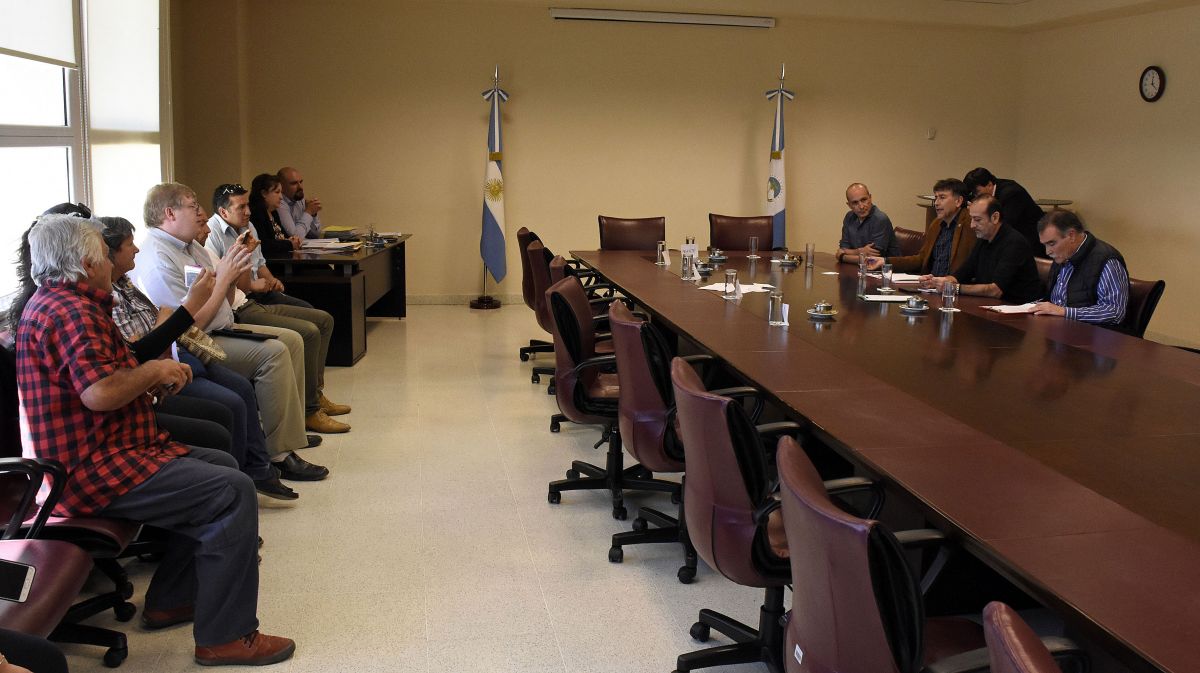Las asambleas medioambientales de Neuquén estuvieron reunidos con los diputados . (Foto: Florencia Salto)