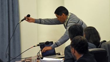 El imputado habló por primera vez ante el jurado. Insistió en que las dos lesiones que tenía en su cuerpo, constatadas por el médico forense tras el femicidio, fueron por jugar con sus hijos. No quiso responder preguntas. Foto Florencia Salto.