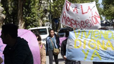 Los vecinos del barrio Confluencia marcharon ayer para pedir soluciones a la falta de tierra. (Foto: Florencia Salto)