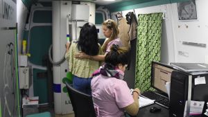 Promocionan el autoexamen mamario para prevenir el cáncer de mama en Neuquén