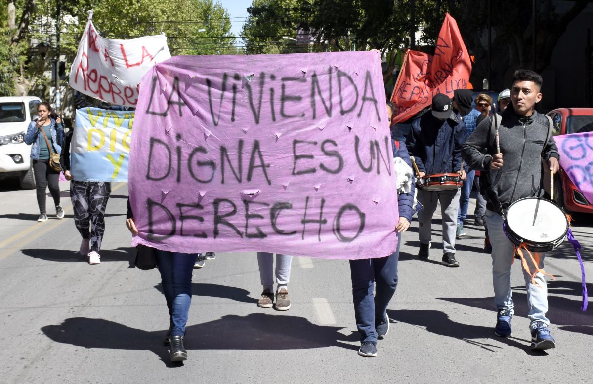 Los ocupantes de la ex toma Confluencia en 2019, antes de lograr el acuerdo de reubicación  (foto archivo Florencia Salto)