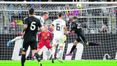Un gol y una asistencia para el Pipa Alario, cuyo ingreso le cambió la cara al seleccionado argentino en Dortmund.