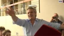 Imagen de Elecciones 2019: Fernández saludó a los votantes en la puerta de su casa