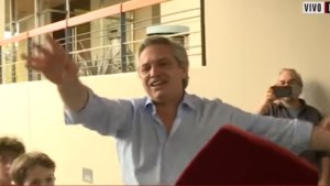 Elecciones 2019: Fernández saludó a los votantes en la puerta de su casa