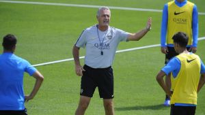 Alfaro sorprendió y probó una defensa con línea de tres