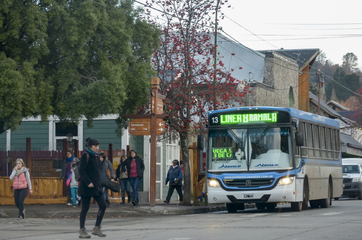 Vecinos critican que por el recorte los colectivos se llenan rápido y  que en muchas  paradas ya no se detienen. Foto: Patricio Rodríguez 
