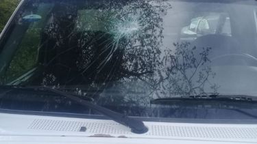 Encapuchados lanzaron piedras contra la camioneta donde se refugiaron Marabolis y sus colaboradores. (Gentileza)