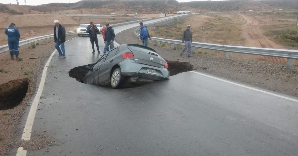 Neuquén: Cedió el asfalto en el acceso a la Autovía Norte y se tragó un auto