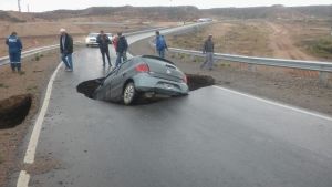 Neuquén: Cedió el asfalto en el acceso a la Autovía Norte y se tragó un auto