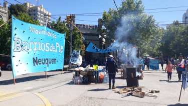 Barrios de Pie corta la esquina de Roca y Rioja por la emergencia alimentaria.