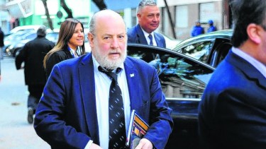 El juez federal Claudio Bonadio recibió los cuadernos el miércoles, y los envió al TOF 7 para su peritaje en caso de ser necesario.