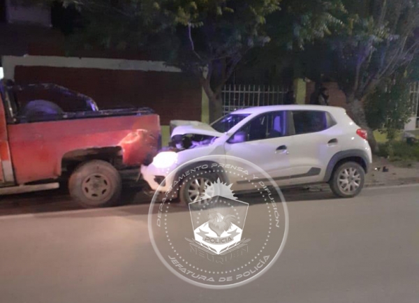 El Renault Kwid se incrustó en la camioneta estacionada. Foto Policía de Neuquén