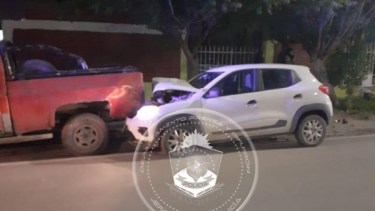 El Renault Kwid se incrustó en la camioneta estacionada. Foto Policía de Neuquén