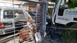 Casi una tragedia en Roca: camión de ARSA chocó contra un auto y dos viviendas