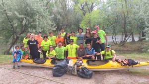 Kayakistas y vecinos de Centenario limpiaron el  río Neuquén