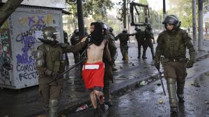 Chile en huelga tras la cuarta noche de toque de queda en Santiago