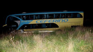 El colectivo accidentado, con los pasajeros en su interior. Foto: gentileza,  enlineanoticias.com.ar