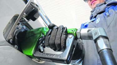 La medida, pese a que fue modificada, rige hasta el 9 de noviembre y fija un tope para el precio del barril y la cotización del dólar.