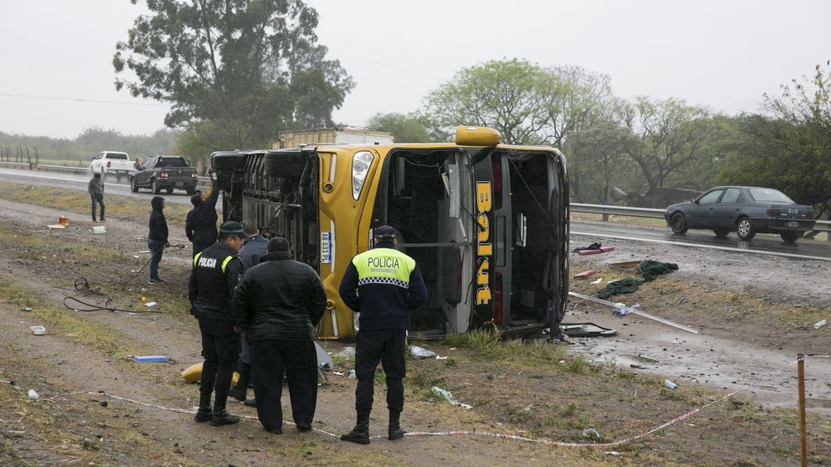 Tres muertos y más de 30 heridos al volcar un micro en San Miguel de ...