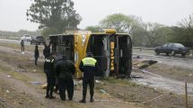 Imagen de Tres muertos y más de 30 heridos al volcar un micro en San Miguel de Tucumán