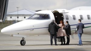 De quién es el avión privado en el que Cristina Kirchner vuela hacia Buenos Aires