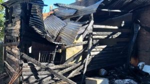 Le robaron e incendiaron su casa de Centenario