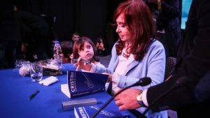 Volvió Cristina Kirchner de Cuba y retoma actividades de campaña