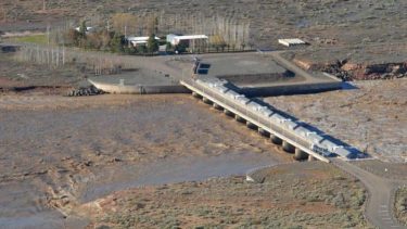 Las aguas bajan marrones por el río Neuquén, en especial por el uso del vertedero.