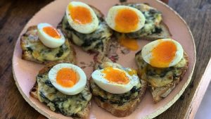 Huevo poche, pan de campo y crema de espinacas by Juliana López May