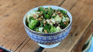 Ensalada cruda de brócoli y coliflor by Juliana López May