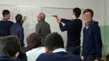 Imagen de Escándalo: un alumno apuntó al profesor con un arma de juguete