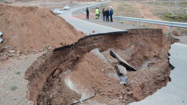El socavón de la Autovía Norte todavía no tiene responsables y siguen los cruces