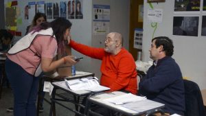 Ingresó con su hijo a votar, le impugnaron el voto y se desató una tensa discusión