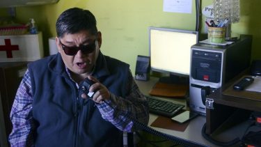 Quedó ciego a los 13 años, y ahora es la voz y el oído de los bomberos