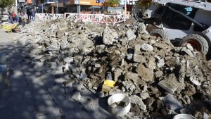 Rompen por cuarta vez la calle Mitre de Bariloche