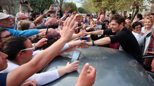 ¿En cuántos autos viaja Kicillof para sus actividades de campaña por la Provincia de Buenos Aires?