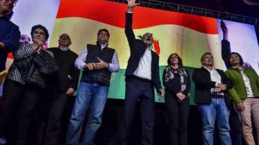 Opositores presionan en las calles tras interrupción del cómputo de votos en Bolivia